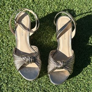 Elegant Gold Knotted Sandals